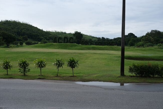 9月19日(月)　8:29<br />サタヒップ１番奥にある４つ目のゴルフ場に初めて行きました。<br />カート込みの値段で９ホール350B．．．最安値だが<br />半分はショートホール．．．．こりゃーだめだ