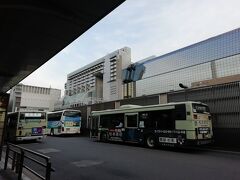 京都駅が見えてきました。
遠くからでもわかるビジュアルです