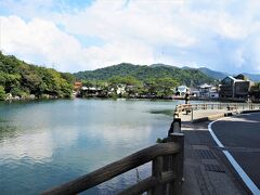 笠山のふもとにある明神池は、かつて島だった笠山が砂州で陸とつながる時に、埋め残されてできた海水の池です。