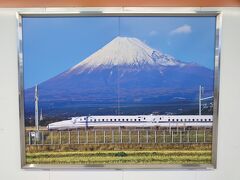 楽しかった旅も終わり、帰路につきます。

三島駅のホームに掲示されていた写真。
こんな綺麗な富士山、いつか見てみたいなぁ。