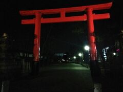 時間があるといってもラウンジは漫画やネットしかないので大きな荷物はラウンジに預かって貰って散策します。
近くにイオンがあったほか、伏見稲荷大社御旅所がありました
夜だったので暗くて奥まで入れませんでしたが、シンとした空気でした