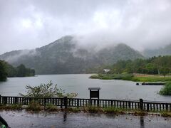 雨と雲に煙る湯ノ湖も趣がありますが、何せ雨が強かったです。