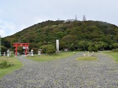 鶴見山上駅前は広場になっています。
テレビ塔は山頂にありますが、高低差は75mほどです。