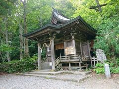 こちらは、奥社の隣にある戸隠神社五社の1つ、九頭竜社です。
九頭竜社の前のベンチが空いていたので、ちょっと休憩してパワーをいただきました。