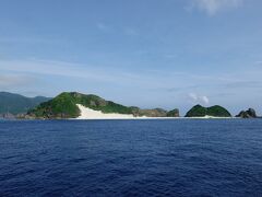 白い砂浜が滑り台のようになっているハンミャ島を左手に見ながら航行しています。