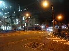 　高岡の市街地に入ると、万葉線の路面電車が平行。乗り換えたい誘惑にかられるけど、この時間帯の市内方面は30分毎と市内電車らしからぬ本数なので、諦めました。
　高岡駅前まで約15km、40分以上乗って330円という運賃の安さには驚きました。西鉄バスなら500円以上かかる距離です。
