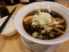 　ウイング・ウイングの地下１階にある「らぁめん次元」で、富山名物のブラックラーメンを晩ご飯にしました。ここのは辛すぎず、おいしく食べられます。
　常時満席の盛況で、駐車場がなくとも、売れる店は売れちゃいます。
