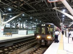 　ここも立派な高架駅の富山着。新幹線開業後に高架化された駅なので、特急廃止後の在来線スペックで作られています。
