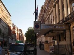 St Pancras駅からホテルまで
歩いて10分ほどですが

可愛いBlack Cabに乗りたかったので
タクシーでホテルへ。

クラシカルなホテルで雰囲気も
スタッフの対応も親切で
とても良かったです。

一泊してパリに移動し
パリからロンドンに戻ってからも
お世話になりました。
