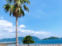 須波というエリアにあった、三原市すなみ海浜公園に立ち寄り、青空+青い海+ヤシの木+ SUNAMIサインを写真におさめました。　電車で行ったらこの公園の存在すら知らないままだったと思うので、カーシェアして良かった!