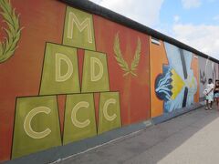 12:50、イーストサイドギャラリー。現存する最長の旧ベルリンの壁で、世界中のアーティストによる作品が描かれている文字通りギャラリー。