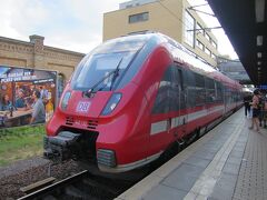 中央駅のカフェで休憩したのち、17:13発のフリードリッヒシュトラーセ行きでベルリン中央駅まで戻ります。ホームで待っていたら声をかけられました。

「この列車Central Stationに停まる？」
「ベルリンの？停まるよー」
「Thank you～!!」

旅先でよく道とか列車とか聞かれるんですが、何か私からそういうニオイでも出てるんでしょうか。。。