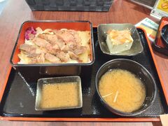 お腹がすいたので、チカ守山で食事にしました。チカ守山は２０１４年にJR守山駅前の活性化、にぎわい創出を目的として守山駅西口に直結する「セルバ守山」の地下1階にオープンした複合施設です。カラオケパーティーなど多目的に利用できる「シダックスカルチャーコート」（9時～24時）、パンケーキやスイーツなどを提供するヨーロッパ風カフェ「チカカフェ」（8時～22時）、遊具や授乳室を設けた子育て交流ゾーン「エスキッズフロア」（10時～18時）などがあります。（びわ湖大津経済新聞参照）その中でチカカフェで近江牛ステーキ重にしました。オニオンペッパーソースをかけると美味しさはひきちます！