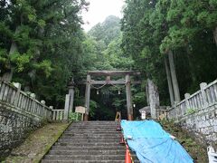 12:55
宝光社(ほうこうしゃ)到着

すっごい雨なのに、駐車場はほぼ満車
でもこの雨なので、回転が早かったので満車でも少し待てば停められたと思います。

おや、青のビニルシートが...
工事中？？？

おじゃましまーす(о´v｀о)