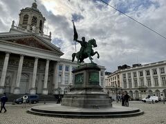 広場の中心には11世紀の第1次十字軍指導者であったゴドフロワ・ド・ブイヨンの騎馬像があります。