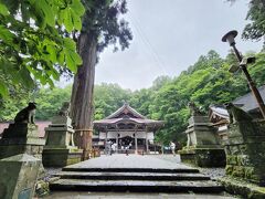 13:40
中社(ちゅうしゃ)到着

こちらも運よく中社の駐車場がちょうどあいて無事に停められました♪
駐車場に止めると、西参道から入る形になります。
（正面からではなく横から入るのが嫌な場合は、一旦坂道を下って入り直しが必要）