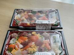 娘から外食をおねだりされましてが、雨の中歩いたり荷物も重いしでもう家に帰りたいモードの私。
池袋西武デパ地下で長女の好きな京樽の海鮮ばらちらしを買う！で手を打ちました。
