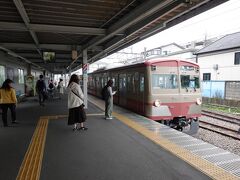 西口から歩いて西武多摩川線の是政駅から電車に乗ります。