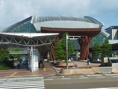 〇鼓門

明日の自由時間に金沢駅周辺に来る予定はないので、車中から写真を撮っておく。
もっと赤いイメージがあったが、意外とシックな茶色だった。