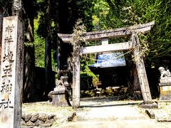 相倉合掌造り集落に入ると、右手に相倉地主神社が建っている。