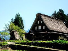 五箇山街道に面した南側に位置する大きな合掌造りの建物が民宿の与茂四郎だ。建物は何と築200年も経過した伝統的な建物だ。部屋はすべて和室で4室しかない。人気があるため、非常に早くから予約しておいたほうが無難だ。他部屋とは襖しかないが、伝統建築を楽しめる。