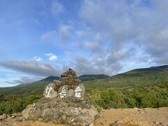 青い池や白髭の滝から車で山を登ること7.8分の「十勝岳望岳台」へ
大雪山国立公園十勝岳本峰の真下にあり、大雪山の主峰旭岳を始め美瑛岳、美瑛富士、上富良野岳などが見え、眼下には旭川から富良野まで３６０度素晴らしい絶景を眺めることができます