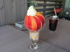 チェックアウト後、有名な桃カフェへ。
本日は黄金桃のパフェ。