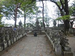 寺院内にある五百羅漢にはたくさんの仏像がありました。