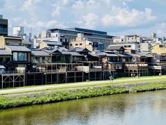 （京都出張、鴨川からの続きです）
鴨川の写真を撮っていると川沿いのテラス席が気になります。京都の夏の風物詩となっている“鴨川納涼床”って時期的にいつまで楽しめるのでしょうか？一度は体験したいと思いつつ、多分ボッチで行くと浮くのかなぁ～となかなか勇気が出ません。４トラの皆さま、お勧めのお店があったら是非紹介してください。よろしくお願いします。

うぅ～本わらび餅も食べたかった。。
後ろ髪を引かれつつ鴨川を後に琵琶湖へ向かいます。