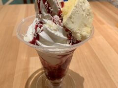 ちょっと休憩してから次はルタオでおやつ。
パルフェ ムースフロマージュ(700円)。
ソフトクリームの上にはルタオ自慢のドゥーブルフロマージュ。
下の方には薄いクッキー砕いたみたいなのとふわふわしたチーズケーキみたいなのが。
美味しい。
めっちゃお腹いっぱいになった。