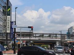 カーナビで示した場所は車で進めなかったので、一旦駅前の駐車場に停めました。