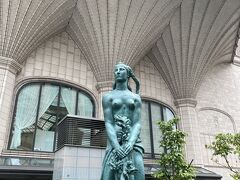 大同生命大阪本社ビル前の
アントワーヌ・ブールデル《自由 (La Libert'e) 》