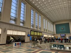 昨日もブリュッセルに来ていたのですが、今回は中央駅ではなく北駅「Bruxelles-Nord」で乗り換えです。乗り換えに15分ほどあったのでちょっとだけ駅を散策。大きなターミナル駅で、ブリュッセル中央駅より利用者は多いのではないかな。旅行というより通勤に利用されてる感じ。