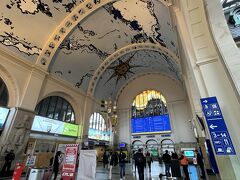 ルクセンブルク中央駅に到着。途中チケットを確認されましたが、スマホ画面のQRコードを見せるだけでOKでした。駅構内の雰囲気もいい感じ。天井に描かれているのはなんだろう。