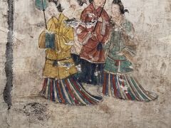 高松塚古墳壁画館
およそ1300年前に作られた古墳の壁画に描かれていた絵を、忠実に再現したのがこちらの壁画館です。
この女子群像が有名なので、この絵だけかと思っていましたが、
