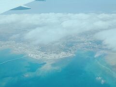 着陸態勢で瀬長島が見えてきた