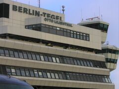 学校が冬休み期間で、土曜日のためと～っても道が空いていて20分でベルリン・テーゲル空港へ。
オットー・リリエンタールという航空機の技術者の名前を冠した空港だったんですね。
こちらはベルリン・ブランデンブルク空港の開港で、2020年11月に閉鎖となっています。