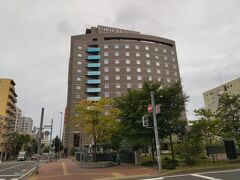 今日から1泊お世話になる「フェアフィールド・バイ・マリオット札幌」さんです。
ホテルの前には札幌市の中心を流れる創生川が流れています。