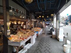 最初にやってきたのは、ホテルのスタッフさんに勧められた二条市場です。
二条市場は、札幌市内の中心部にある市場で、明治初期から続く市場ということで、石狩浜の漁師が新鮮な魚を売ったことが始まりだといわれています。
二条市場は、今も札幌市民の台所として親しまれています。
