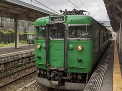 八鹿駅では約３分停車するので、乗っている電車を撮影しました。
なお電車は２両つないでいて、ロングシートに座ることができました。