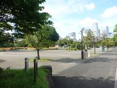 日比谷通りに出たら左に行きます。
すぐに公園があります。