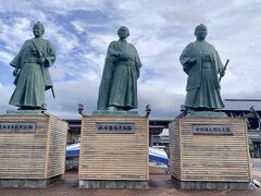 高知駅に向かって行くと駅前には坂本龍馬、中岡慎太郎、竹中半兵衛の土佐が輩出した偉人の銅像がありました。