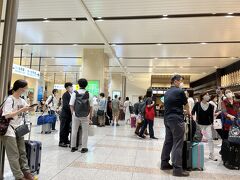 新幹線コンコースは大混雑。だから私は新幹線が嫌いです。空港ならラウンジでなくても、少なくとも座る椅子があります。