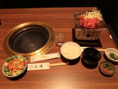 もうお昼。大雪のなか食堂に入って「飛騨牛定食」を頂くことにしました。
食堂は・・写真の箸入れからわかっちゃいますが、「丸明 飛騨高山店」なんです。
まだビールが出てきませんが・・