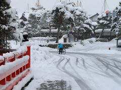 雪の中、滑りそうな橋の上でした。