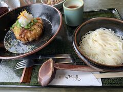 名物の玉ねぎつけ麺(900円)。

玉ねぎは丸ごと揚げてあり、甘味がありいけました。