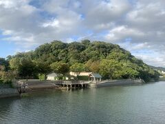 助任川越しの徳島城のあった城山。徳島市はゆるやかに流れる川に囲まれていました。