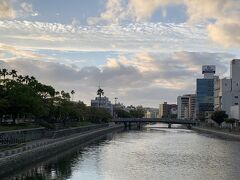 早朝に徳島の街をジョギングしました。朝の徳島はとても静かでホテルを出て街を流れる新町川沿いを進みました。