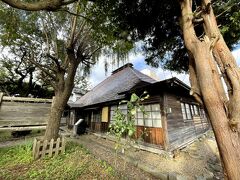 次の日です。

朝ごはんは近くにある福田パンを買いに行きました。

途中にあった石川啄木新婚の家。