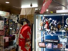 東京タワー内のお土産物屋さん。

昭和な感じがして、ノスタルジーを感じました(笑)

お店によっては支払いに現金しか使えないお店もありました。

私は、ミニミニ東京タワーを購入しました。